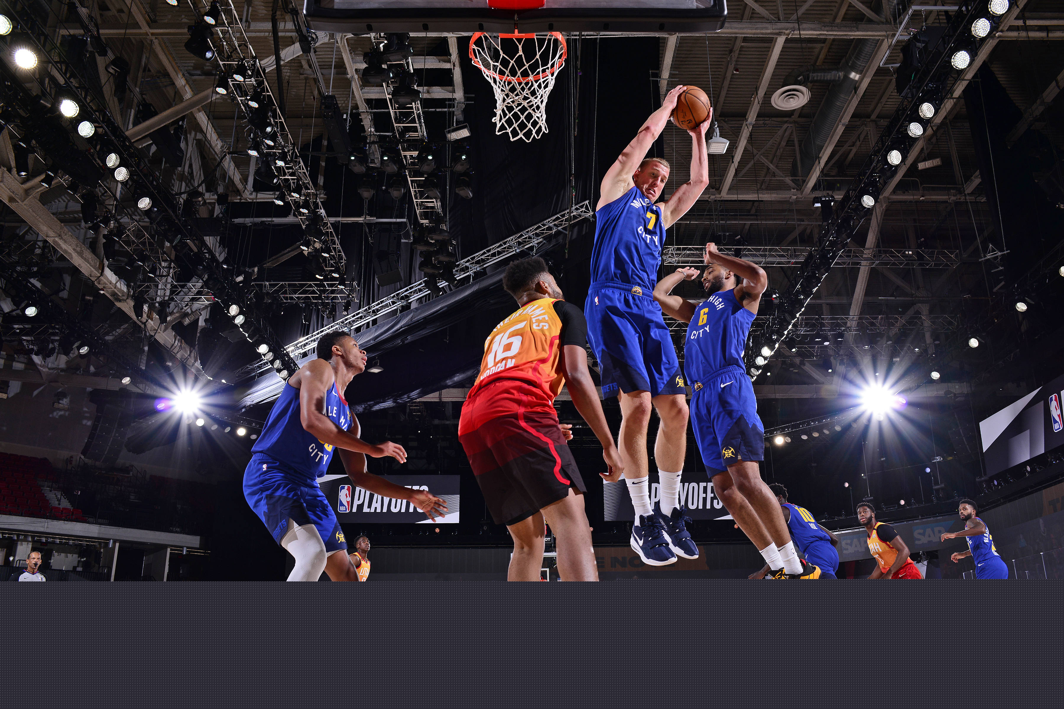 解析费城费城人队在季后赛中的狂热主场氛围对对手投手的心理压迫